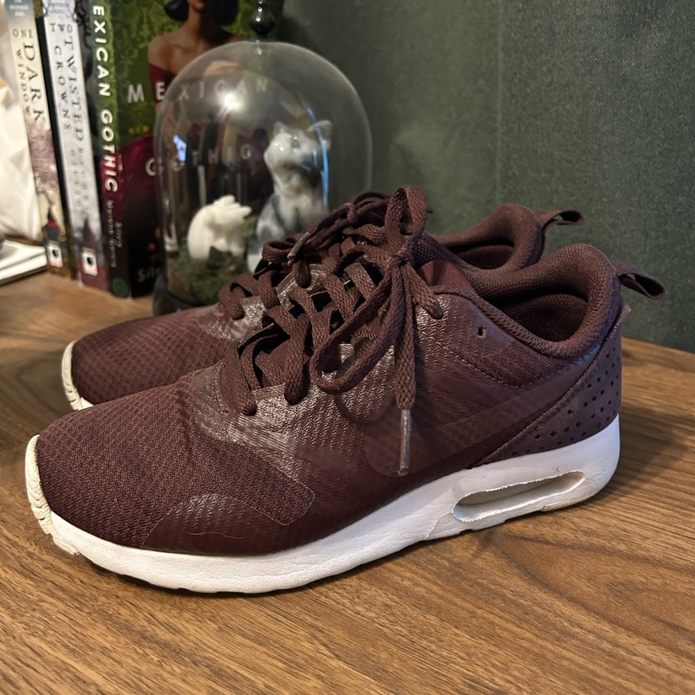 Nike Air Max Tavas Sneakers in Burgundy
